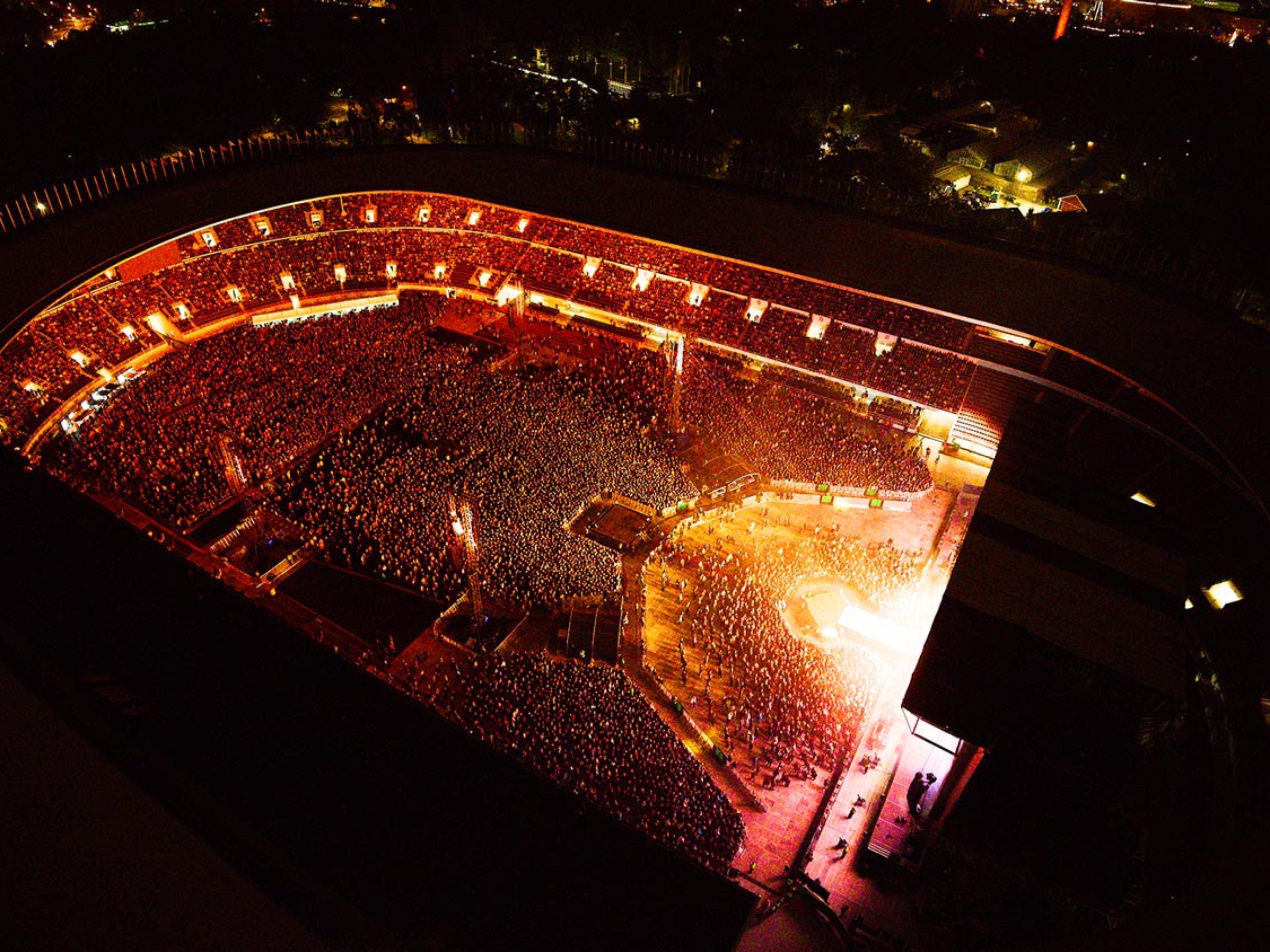Ilmakuva Robbie Williamsin olympiastadionin keikasta